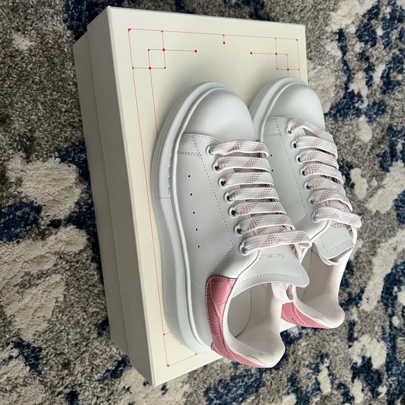 Alexander McQueens pink and white